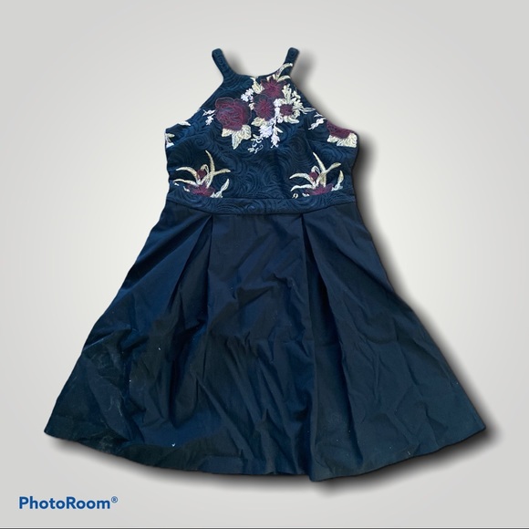 Le Chateau Dress - Picture 1 of 3